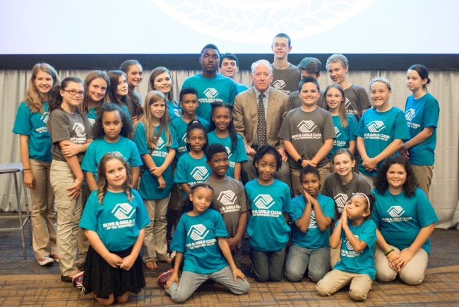Archie Manning with members of the Boys & Girls Clubs of the Tennessee Valley. (Photo by BGCTNV)